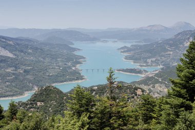 Güneşli bir yaz gününde Kremasta Gölü (Evrytania, Orta Yunanistan) ormanı ve dağlarının panoramik manzarası