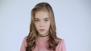 Kız immitating bir fotoğraf parmak ile yapma