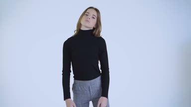 Uzun saçlı şık çekici kız kameraya poz veriyor.