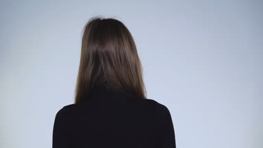 Genç kız döner kamera ve şaşırtıcı