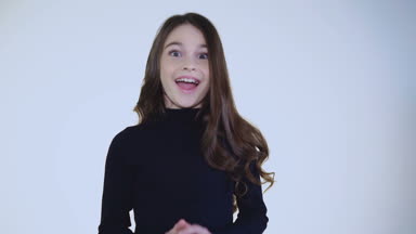 Atlama ve kameraya gülme sürpriz genç kız