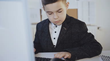 Bilgisayar Office ile çalışan küçük yakışıklı çocuk. 4k