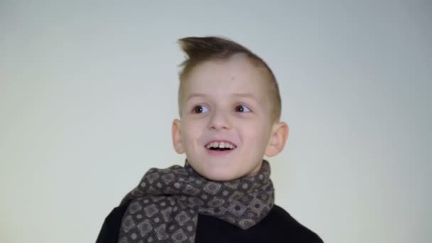 Kleiner Macho überrascht und hebt die Hände vor der Kamera — Stockvideo