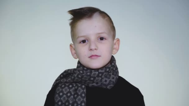 Förvånad ung pojke complainting och argumentera på kamera — Stockvideo