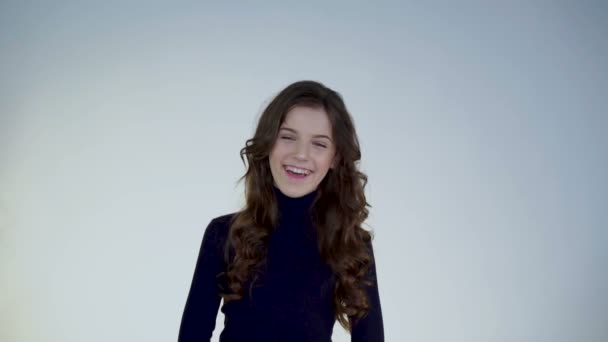 Красивая молодая девушка весело улыбается в камеру — стоковое видео