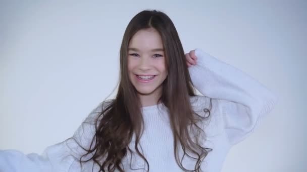 Portrait de fille absolument heureuse avec des yeux brillants dansant à la caméra — Video
