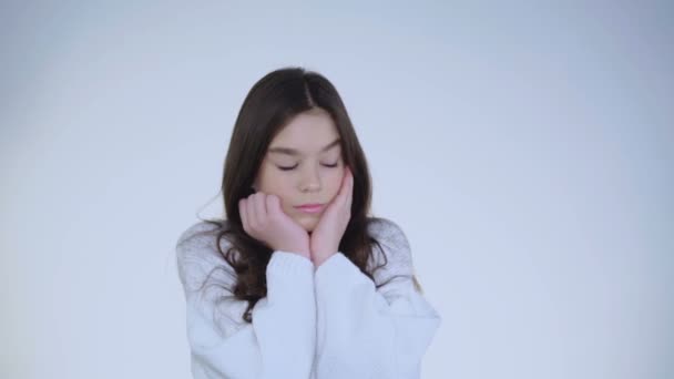 Portrét zoufalé krásná mladá dívka nakloní se na rukou a myšlení — Stock video