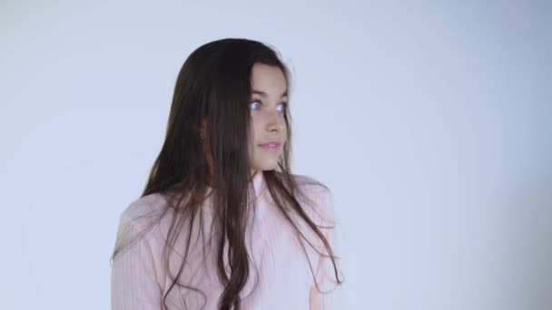 Muito jovem menina de cabelos longos surpreendente e rindo da câmera — Vídeo de Stock