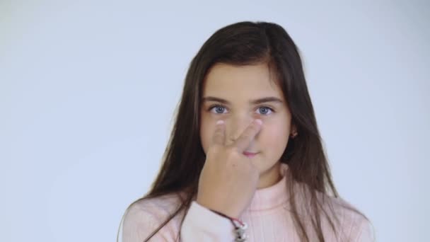 Csinos lány mutatja a tartás néz a kamera — Stock videók