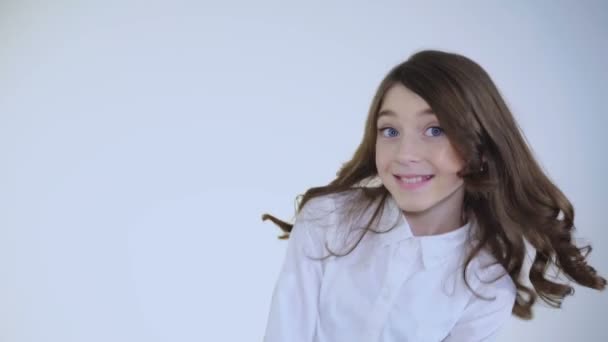 Adolescente bonita regozijando e dançando na câmera — Vídeo de Stock