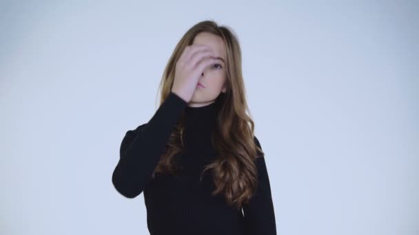 Mooie jonge meisje verhogen van hoofd en serieus kijken naar camera — Stockvideo