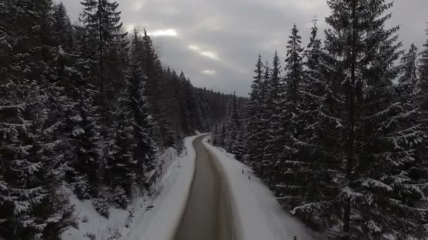 Bela vista aérea acima da estrada de inverno — Vídeo de Stock