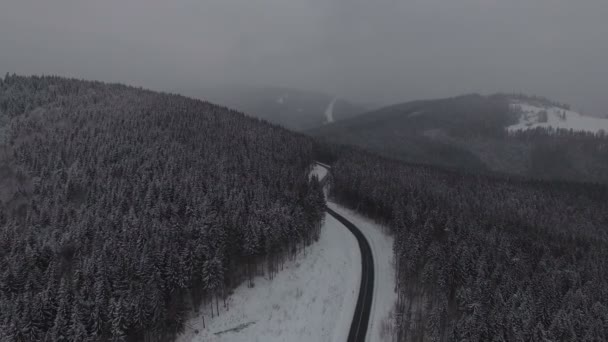 Hermosa vista aérea sobre el camino de invierno — Vídeo de stock