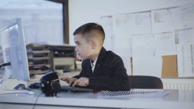 Office klavye yazarak düşünceli yakışıklı erkek öğrenci. 4k