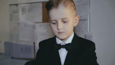 Kamera ofis takım elbiseli Genç çocuk portresi gülümsüyor. 4k