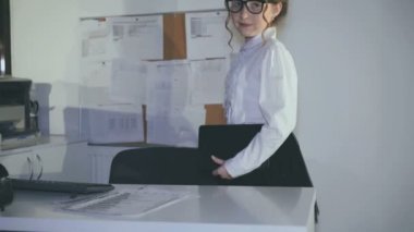 Office kamerada gülümseyen başarılı kız öğrenci portresi. 4k