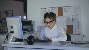 Çalışma ile pc kız atar office gazetelere kadar yorgun. 4k