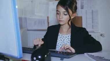 Şık genç kız isteyerek bilgisayar Office ile çalışır. 4k