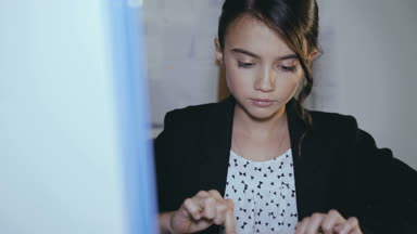 Şık genç kız isteyerek bilgisayar Office ile çalışır. 4k