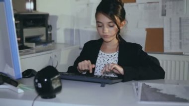 Şık genç kız isteyerek bilgisayar Office ile çalışır. 4k