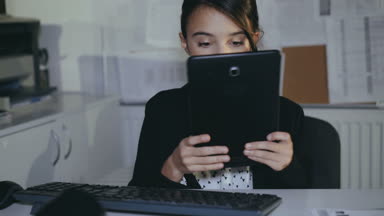Şık başarılı kız isteyerek pc ve tablet ile çalışır ofiste. 4k