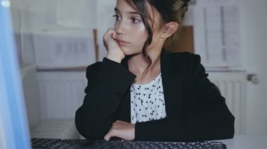 Şık başarılı kız isteyerek pc ve tablet ile çalışır ofiste. 4k