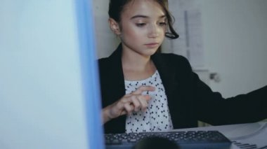 Şık başarılı kız isteyerek pc ve tablet ile çalışır ofiste. 4k