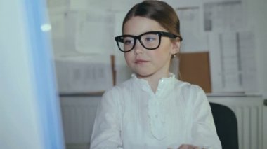 Küçük iş kız hızlı türleri üzerinde klavye ve gösterileri başparmak gülümseme ile