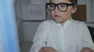 Sevimli kız türleri üzerinde klavye ile çok hızlı gülümseme. 4k