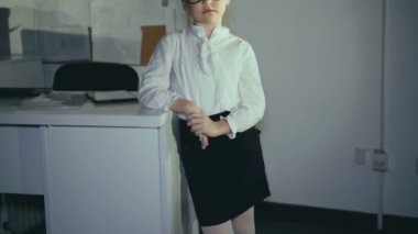 Gözlük kamera işyerinde gülümsüyor başarılı öğrenci portresi