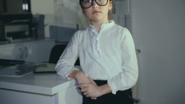 Gözlük kamera işyerinde gülümsüyor başarılı öğrenci portresi