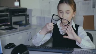 Zeki öğrenci ofiste pc çalışır. 4k