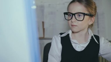 Zeki öğrenci ofiste pc çalışır. 4k