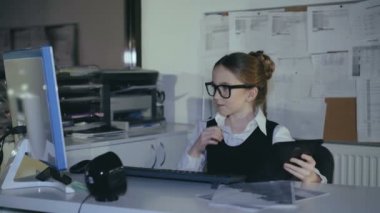 Zeki öğrenci ofiste pc çalışır. 4k