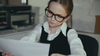Başarılı kız öğrenci isteyerek pc ve office 4 k gazetelerde ile çalışır.