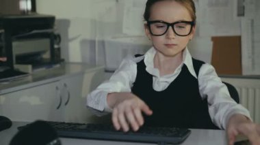 Başarılı kız öğrenci isteyerek pc ve office 4 k gazetelerde ile çalışır.