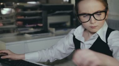 Başarılı kız öğrenci isteyerek pc ve office 4 k gazetelerde ile çalışır.