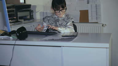 Küçük kız pc ve tablet Office ile çalışır. 4k