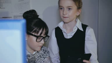 Hafif bir ofiste çalışan küçük yaratıcı profesyonellerin mutlu takım