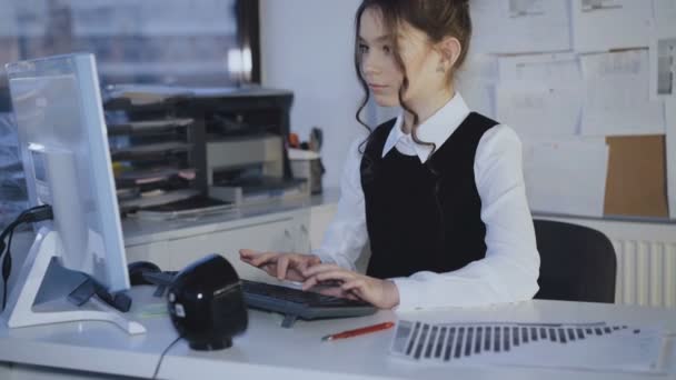 Hübsche Schülerin, die begeistert am PC arbeitet. 4k — Stockvideo