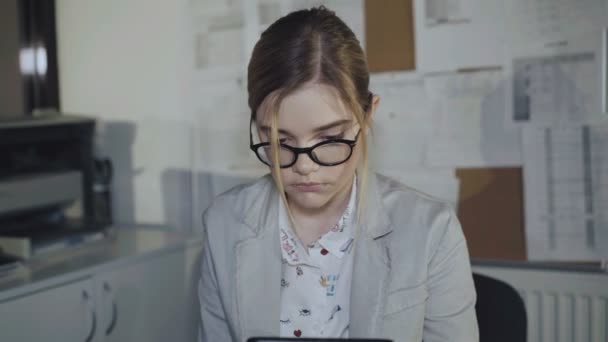 Menina ocupada está cansada de trabalhar com pc e documentos no escritório. 4K — Vídeo de Stock