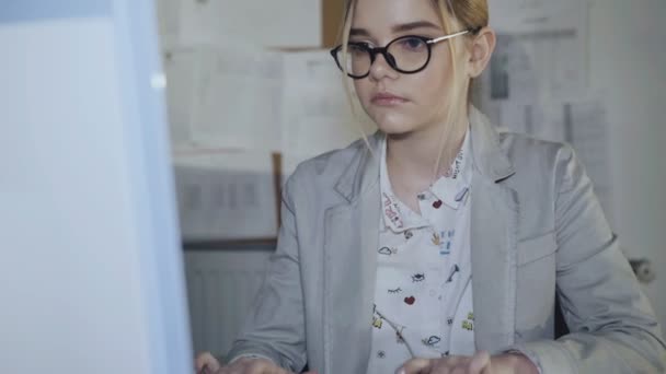 Tipos de meninas sérios no teclado e mostra sim de vitória. 4K — Vídeo de Stock