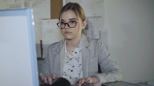 Ragazza seria tipi sulla tastiera e mostra sì di vincere. 4K — Video Stock