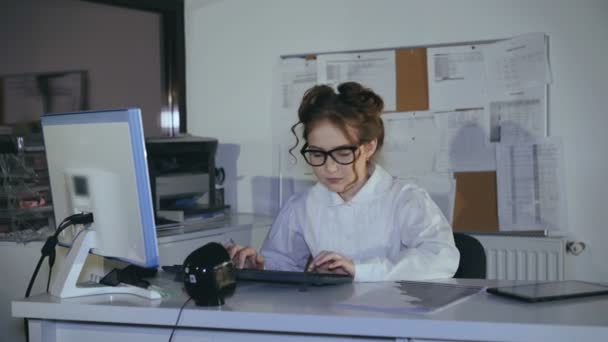 Moe van het werk met pc meisje worpen van papieren in office. 4k — Stockvideo
