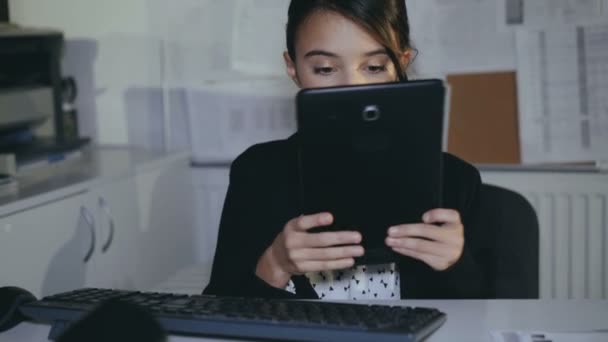 Stylish successful girl willingly works with pc and tablet in office. 4K — Stock Video
