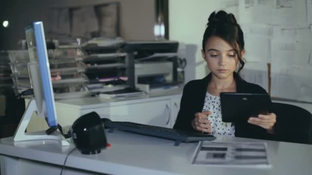 Elegante studentessa di successo lavora volentieri in ufficio. 4K — Video Stock