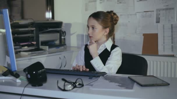 Slimme mooie leerling werkt met pc in office. 4k — Stockvideo