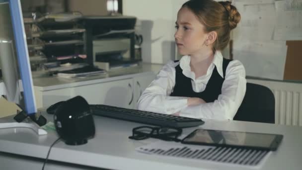 Mooie schoolmeisje denken op werk in office. 4k — Stockvideo