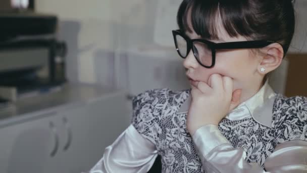 사무실에서 태블릿 pc와 어린 소녀 작품. 4 k. — 비디오