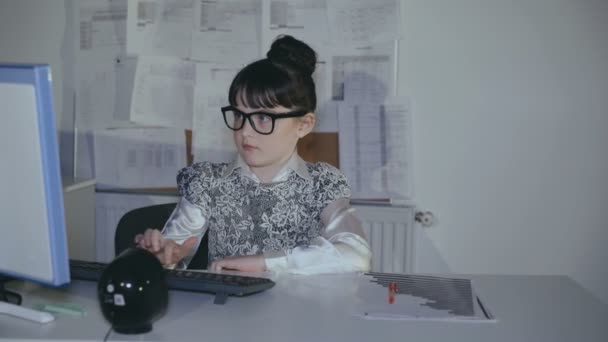 Equipo feliz de pequeños profesionales creativos, trabajando en una oficina ligera — Vídeos de Stock